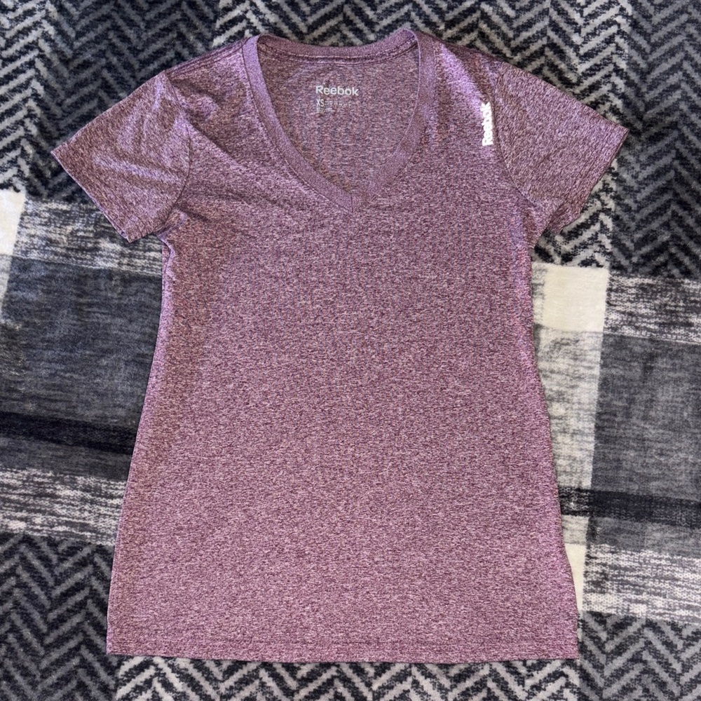 🐢Reebok Women's Heathered Maroon V-Neck Tee